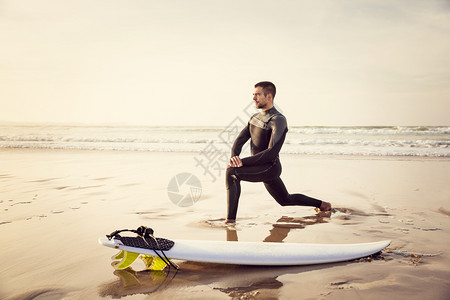 假期运动冲浪的年轻人图片