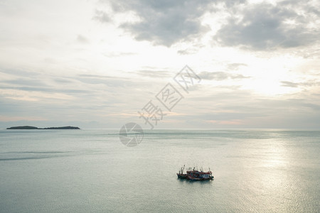 海中渔船在清晨平静的海浪中天空开始于清晨海洋风景优美冷静的图片