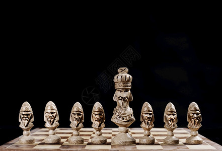 木头塔金王在黑背景的棋盘上当兵黑人高清图片