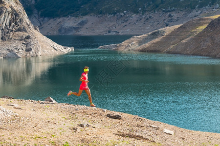 孤独身体的在高山湖中跑大户外山里一个女人独自心图片