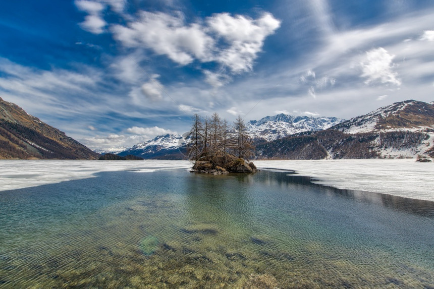 瑞士阿尔卑斯山湖中的Taw小岛雪水高的图片