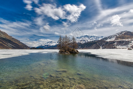 瑞士阿尔卑斯山湖中的Taw小岛雪水高的图片