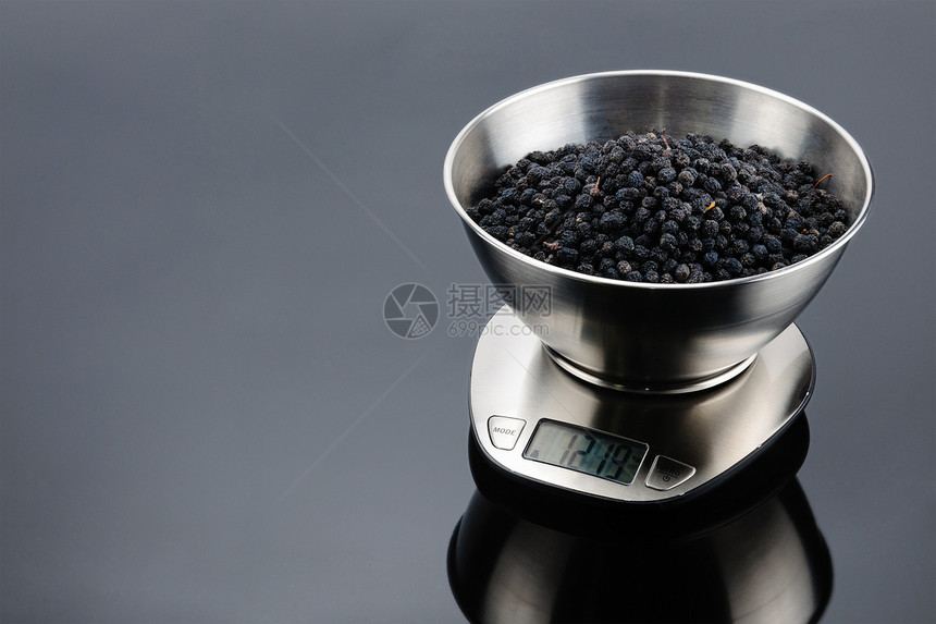 镜子数字的灰色面背景不锈钢电子秤上碗中的干黑莓复制空间灰色镜面背景上电子秤的碗中干黑莓带复制空间测量图片