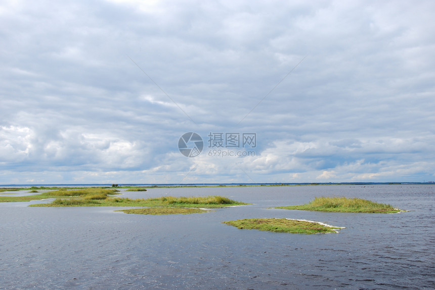 水波罗的海中瑞典群岛奥兰海岸边与小绿岛屿的沿海湿地和小绿岛沼泽自然图片