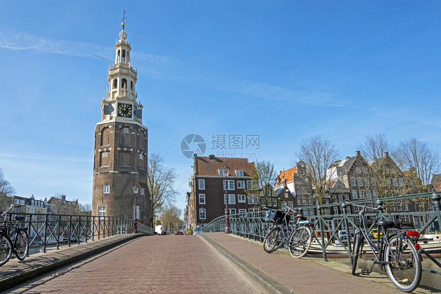 建筑的水荷兰阿姆斯特丹市风景和蒙尔班塔Montelbaan屋图片