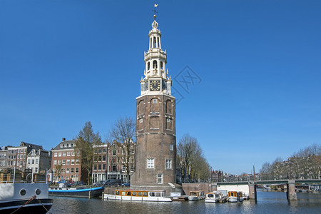 荷兰阿姆斯特丹市风景和蒙尔班塔Montelbaan建造历史的地标图片