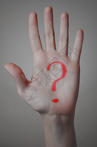 手指红问号用口画在棕榈上成人考试图片