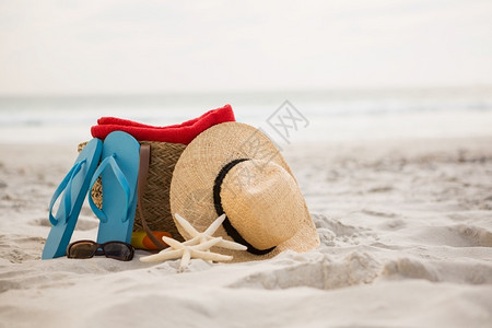海滩沙包和配饰放在上包和配饰放在上翻牌太阳镜背景图片
