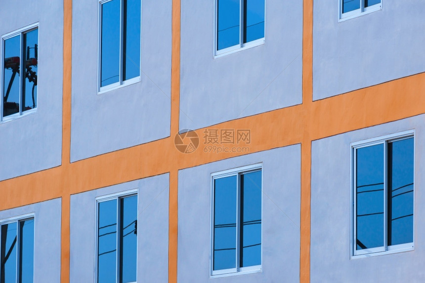 结构体外部的现代建筑墙玻璃窗表面蓝色天空反射的低角度和侧视图现代建筑墙玻璃窗面住宅图片