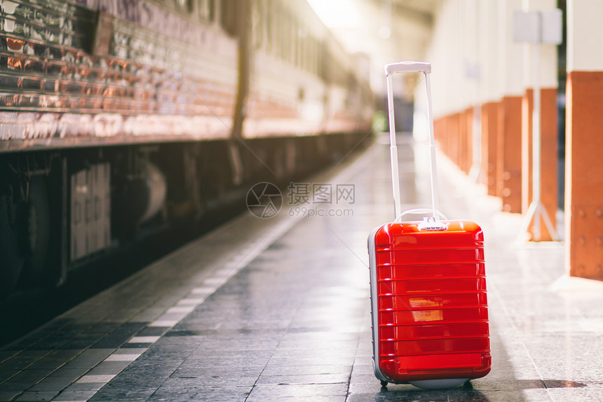 欧洲火车站旅行红色手提箱春天现代的图片