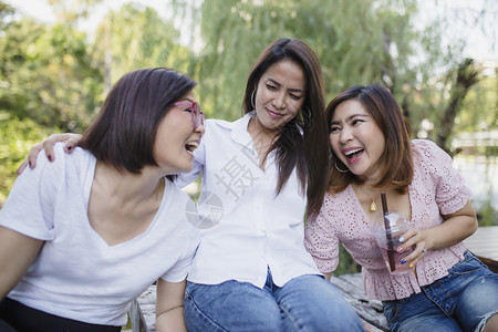 女三位亚洲人带着快乐的情感欢笑放松脸图片