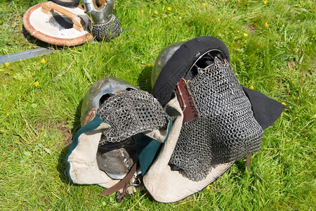 武装金属面罩和长袍从骑士的躺在草地上露天图片