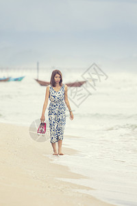 女士心年轻青的亚洲女在海边散步地点图片