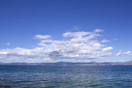 热带地平线天空全景有云和海水Panorama天空有云雾和海水场景图片