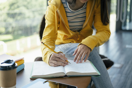 坐在窗边学习的女学生图片