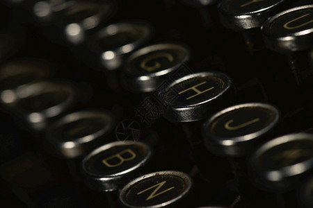 作家手指古董打字机钥匙细目械的图片