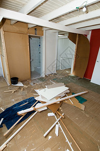 门内部的旧房子里一间被拆掉为改造后的房间腾出位置楼梯图片