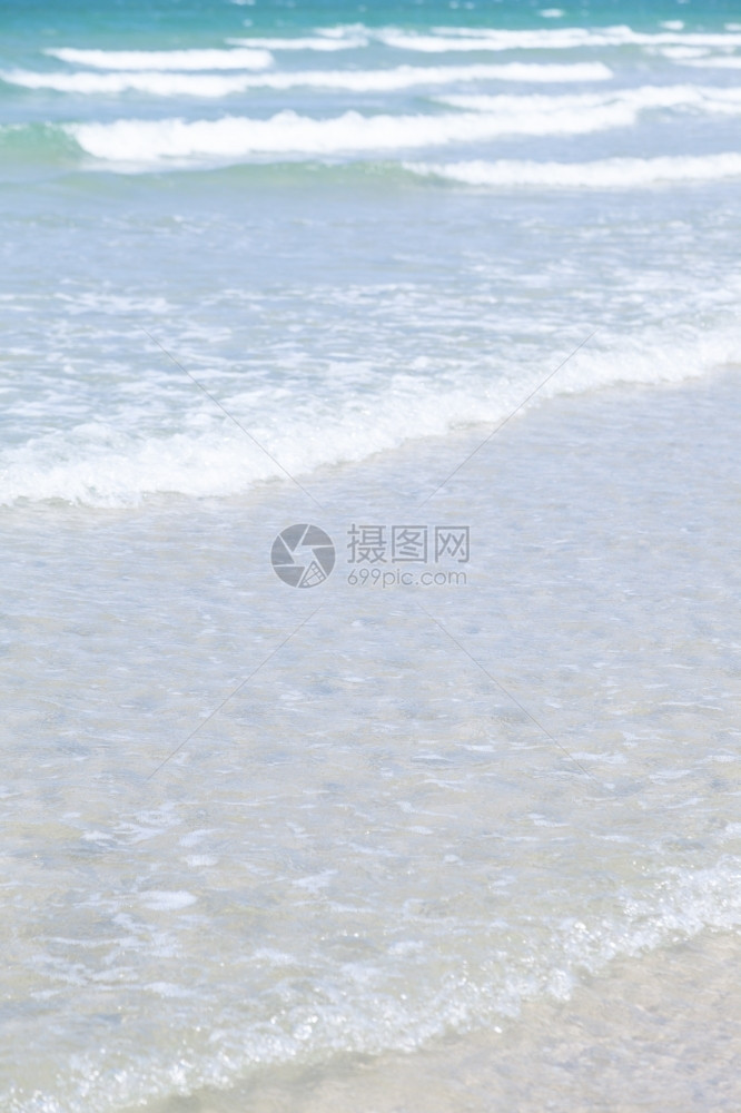 碰撞速度海浪从面冲上岸白天清净的水域晶清澈的海在白天洋图片