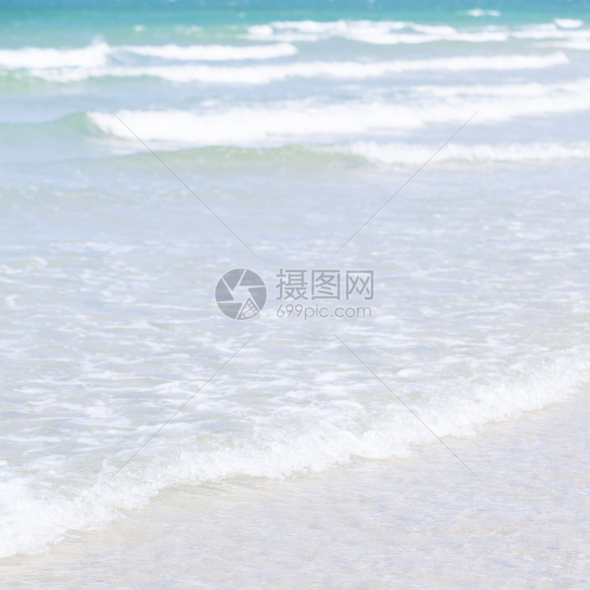 新鲜海浪从面冲上岸白天清净的水域晶清澈的海在白天门户14进入图片