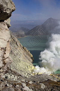 来源自KawehIjen湖火山口硫化物蒸气含绿石水陨坑泄漏图片