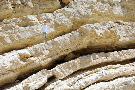 MakhteshRamon白石上的男孩以色列独特的弹坑地质学干旱景观图片
