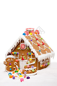 姜饼屋男人和圣诞树满是雪和多彩糖果在冬天的风景中甜圣诞节面包图片