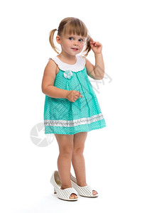 孩子小三岁女穿着她的母树皮鞋在演播室里穿白色背景的衣高美丽图片