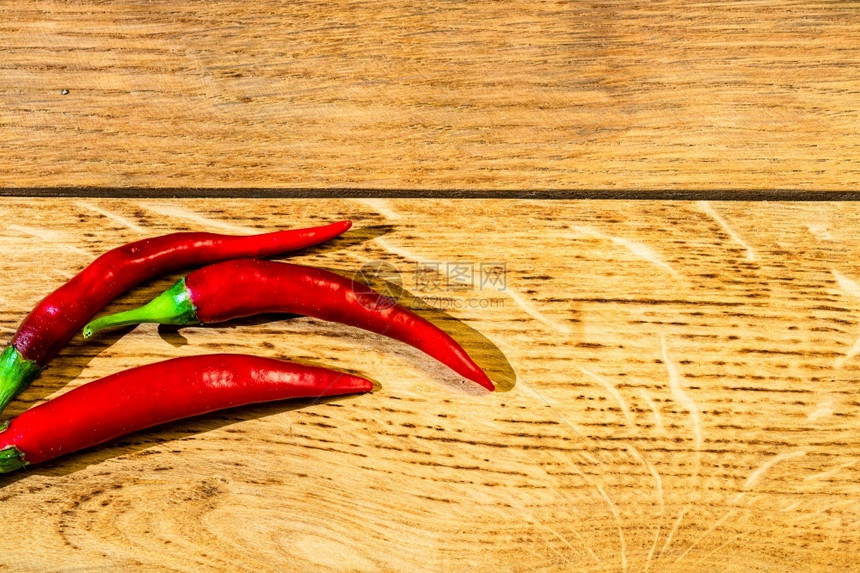 质地热的木制桌上红辣椒调味料图片