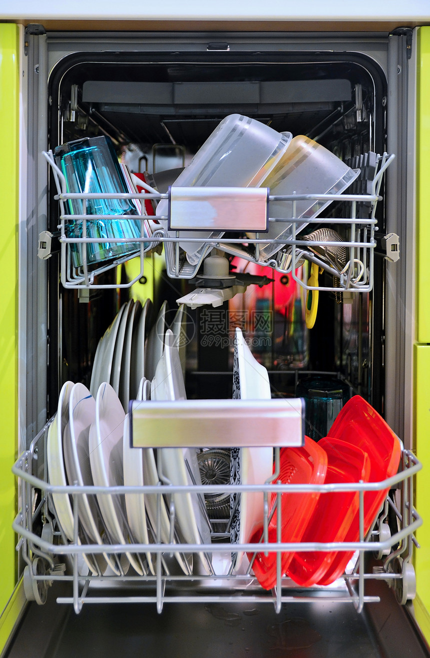 菜肴家卫生全装洗碗机前视窗有洗干净的碗盘图片