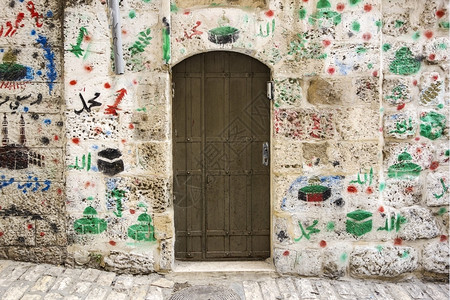 精神拱拉根在耶路撒冷旧城许多阿拉伯家庭的门道展示了他们通过在大门附近的墙壁上绘画对伊斯兰场所进行宗教朝拜的地方教堂和的建筑图片
