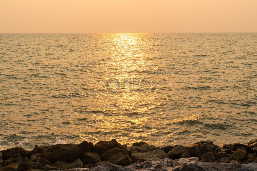 旅行黎明橙海中日落的太阳光照耀着夜晚的海面图片