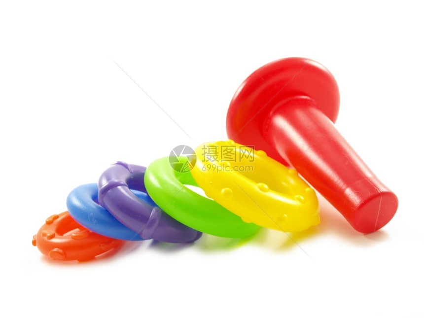 自由颜色戒指白背景上孤立的多彩塑料金字塔玩具图片