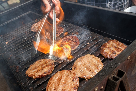 肉或火上煮的牛汉堡烤烧美味的野炊炉排图片