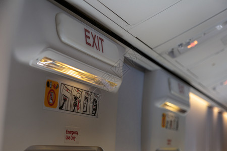木板紧急情况里面飞机舱内紧急出入口和灯光图片
