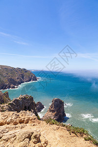 岬葡萄牙语欧洲大陆在西洋的点CabodaRoca夏季雾中西方背景