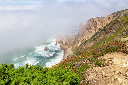 欧洲大陆在西洋的点CabodaRoca夏季雾中地标游客海岸图片