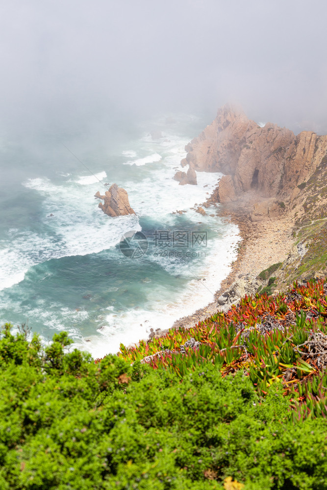 欧洲大陆在西洋的点CabodaRoca夏季雾中假期蓝色的游客图片