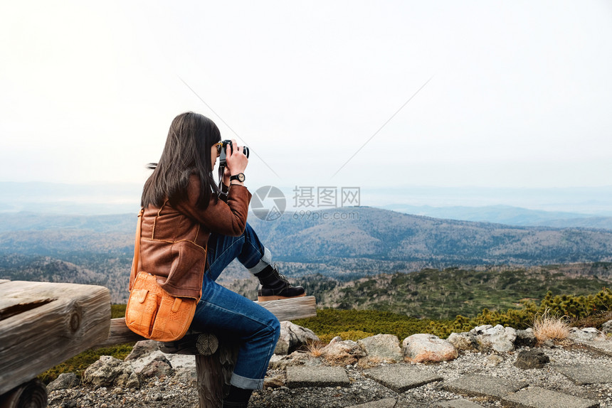 十一月记忆旅行概念年轻女相机拍摄照片在秋天和自然风化年轻的图片