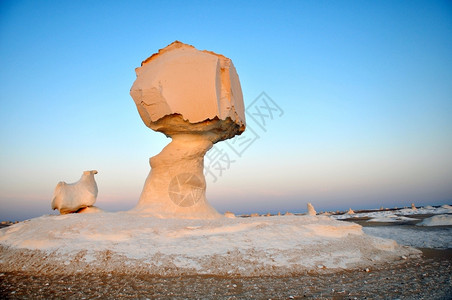蘑菇鸡天空日出时埃及著名的白色沙漠风景图片