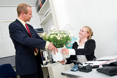 友谊经过高级理给他的年轻女提供一个大花盆和白菊女的副手秘书图片