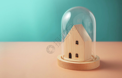 安全区在玻璃圆盖内有保健概念的小型木环屋的房子打扫图片