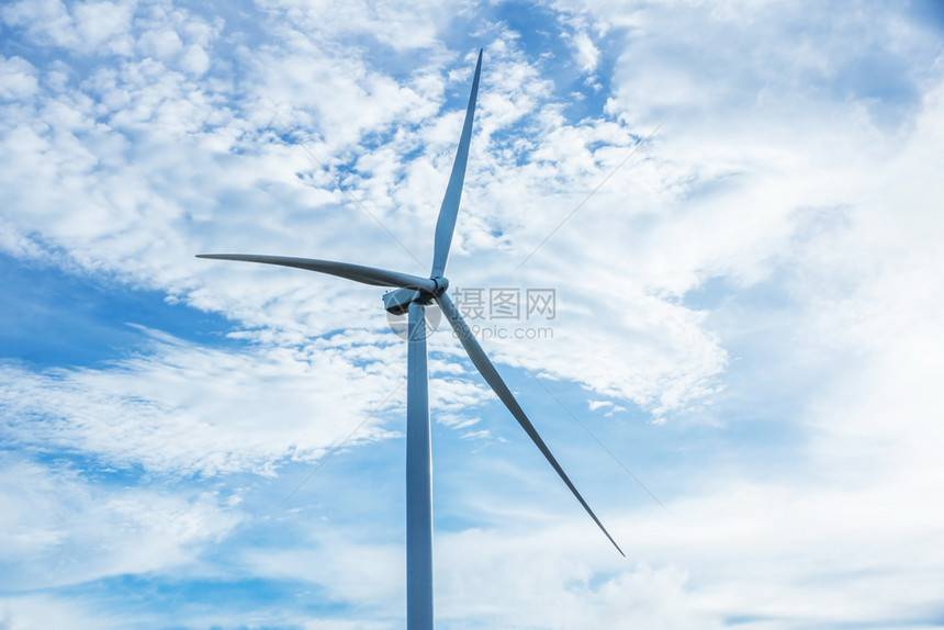 蓝色天空的风力涡轮机电戏剧工业的图片