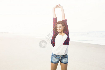 黑发微笑在海滩上快乐女孩的假象享受着生活情感图片