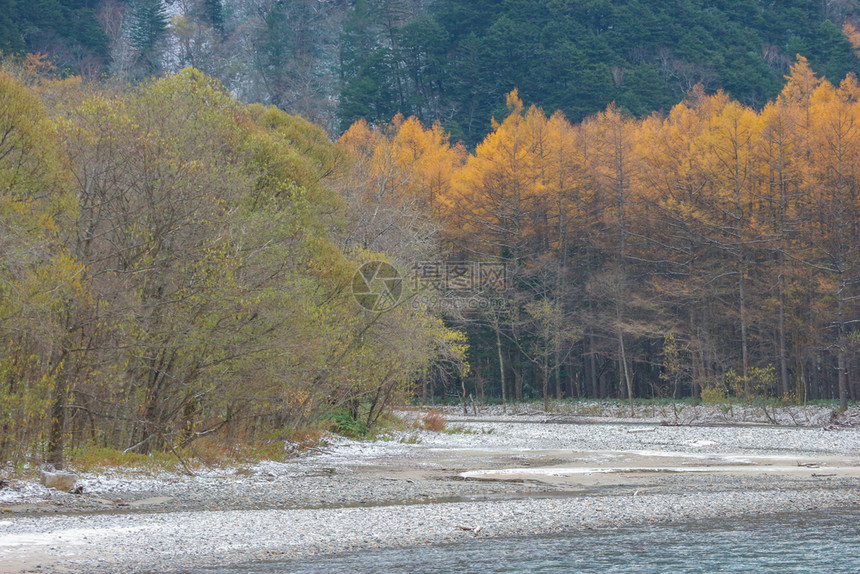 爬坡道景观日本长野中原阿尔卑斯山之间的天然蓝河日本人图片