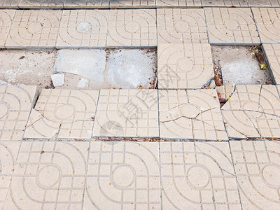 拆除破坏碎的地板砖加上大学公园人行道的雨滴缺点图片