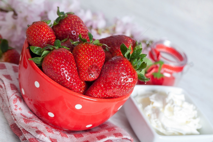 红碗里甜新鲜草莓营养健康夏天图片