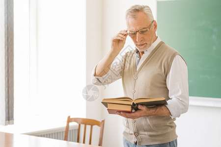 人们案子阅读书本教室的男授有重点眼镜蔬菜图片