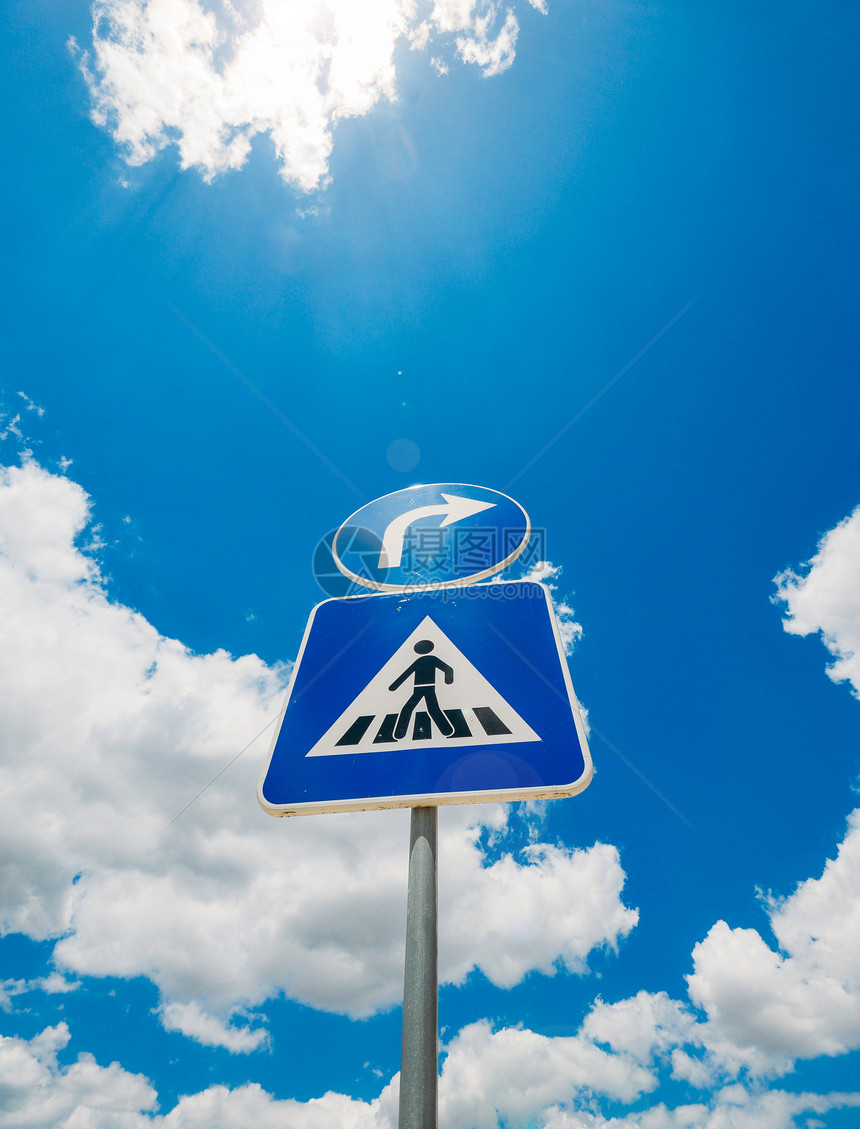 户外路欧洲的反对蓝天和复制空间的通用人行横道标志反对蓝天和复制空间的通用人行横道标志图片