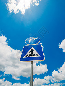 户外路欧洲的反对蓝天和复制空间的通用人行横道标志反对蓝天和复制空间的通用人行横道标志背景图片