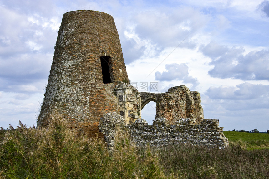 英格兰东南部诺福克湖畔豪附近霍尔姆的圣贝内特修道院遗址始建于诺曼之前但这座废墟的墙壁只能追溯到14世纪塔是建在废墟上的风车遗图片